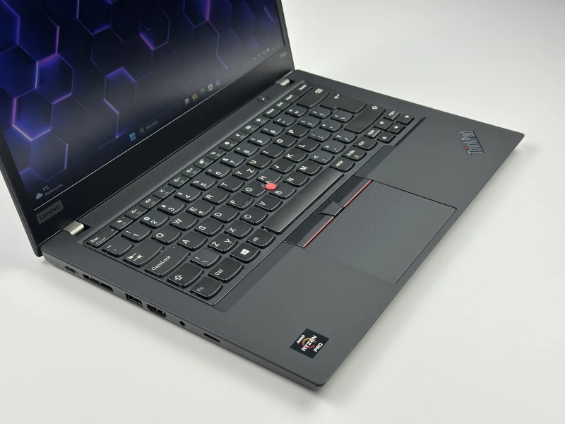 Lenovo ThinkPad T495 z Ryzen 5 3500U, ekranem 14" FHD i Radeon Vega 8 Graphics. Solidny laptop biznesowy w klasycznym formacie ThinkPad.