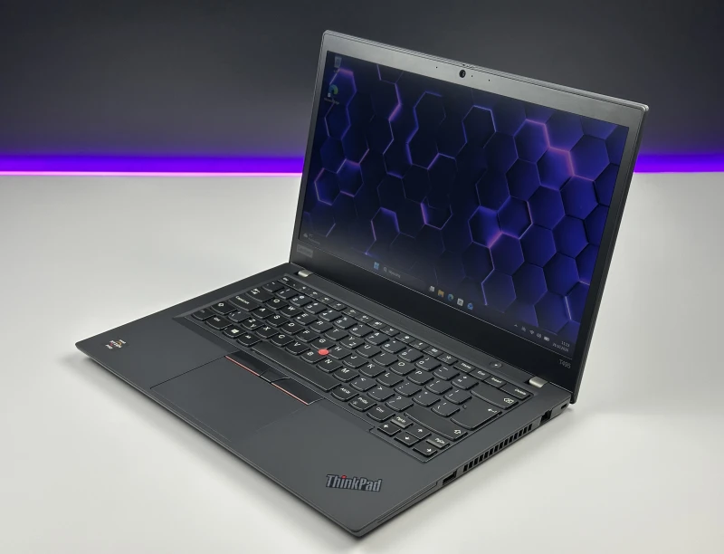 Lenovo ThinkPad T495 z Ryzen 5 3500U, ekranem 14" FHD i Radeon Vega 8 Graphics. Solidny laptop biznesowy w klasycznym formacie ThinkPad.