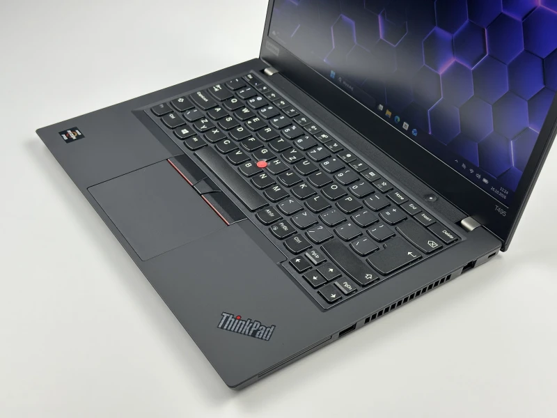 Lenovo ThinkPad T495 z Ryzen 5 3500U, ekranem 14" FHD i Radeon Vega 8 Graphics. Solidny laptop biznesowy w klasycznym formacie ThinkPad.
