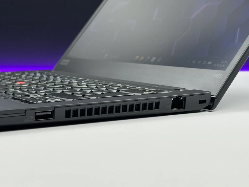 Lenovo ThinkPad T495 z Ryzen 5 3500U, ekranem 14" FHD i Radeon Vega 8 Graphics. Solidny laptop biznesowy w klasycznym formacie ThinkPad.