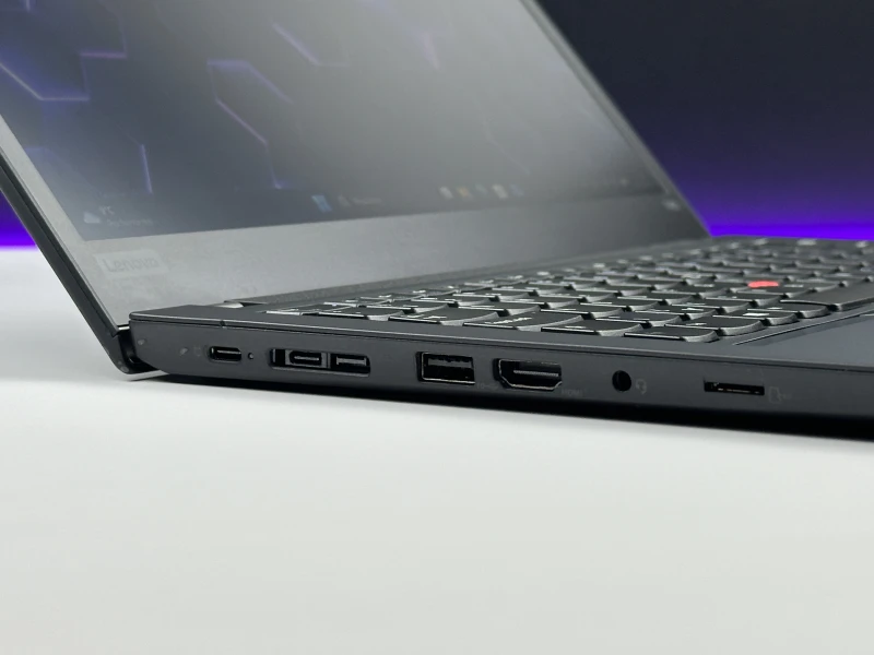 Lenovo ThinkPad T495 z Ryzen 5 3500U, ekranem 14" FHD i Radeon Vega 8 Graphics. Solidny laptop biznesowy w klasycznym formacie ThinkPad.