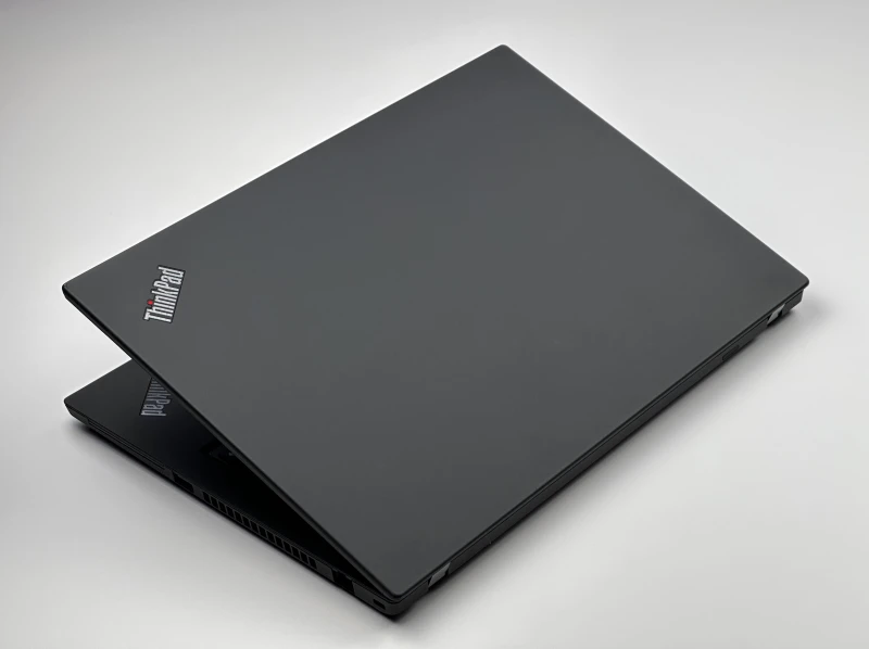 Lenovo ThinkPad T495 z Ryzen 5 3500U, ekranem 14" FHD i Radeon Vega 8 Graphics. Solidny laptop biznesowy w klasycznym formacie ThinkPad.