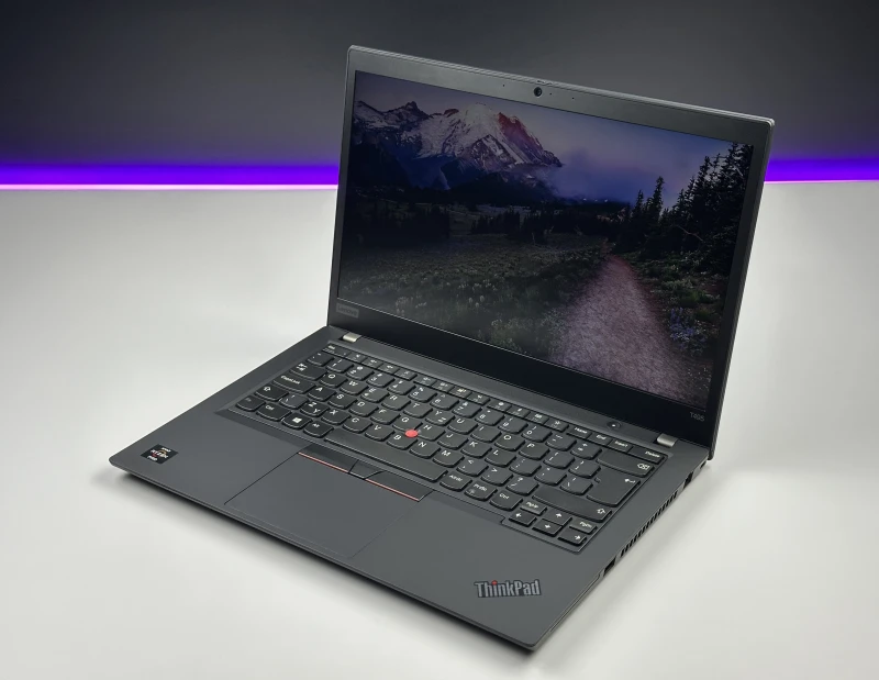 Lenovo ThinkPad T495 z Ryzen 5 3500U, ekranem 14" FHD i Radeon Vega 8 Graphics. Solidny laptop biznesowy w klasycznym formacie ThinkPad.