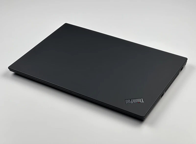 Lenovo ThinkPad T495 z Ryzen 5 3500U, ekranem 14" FHD i Radeon Vega 8 Graphics. Solidny laptop biznesowy w klasycznym formacie ThinkPad.