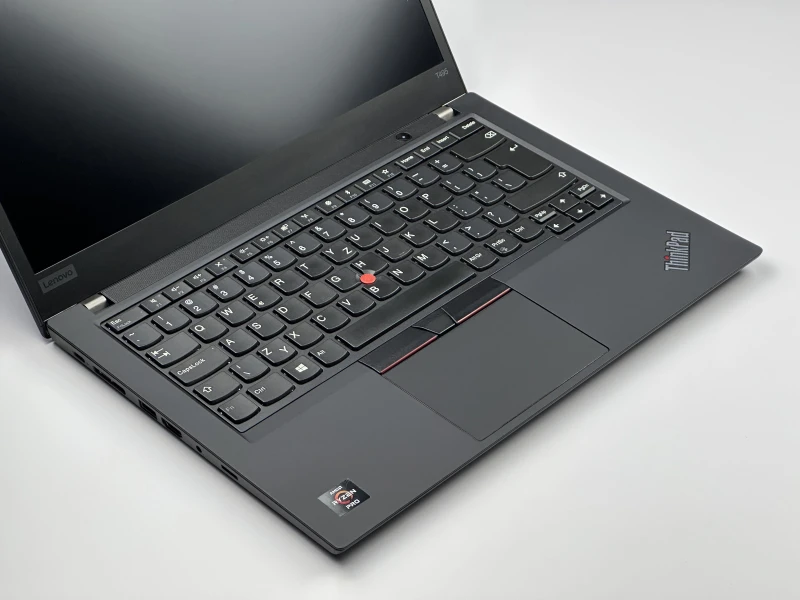 Lenovo ThinkPad T495 z Ryzen 5 3500U, ekranem 14" FHD i Radeon Vega 8 Graphics. Solidny laptop biznesowy w klasycznym formacie ThinkPad.