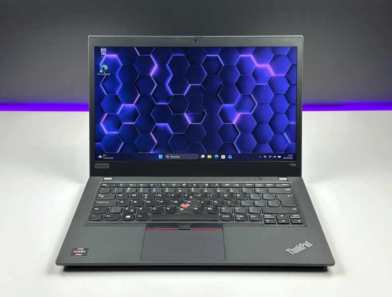 Lenovo ThinkPad T495 z Ryzen 5 3500U, ekranem 14" FHD i Radeon Vega 8 Graphics. Solidny laptop biznesowy w klasycznym formacie ThinkPad.