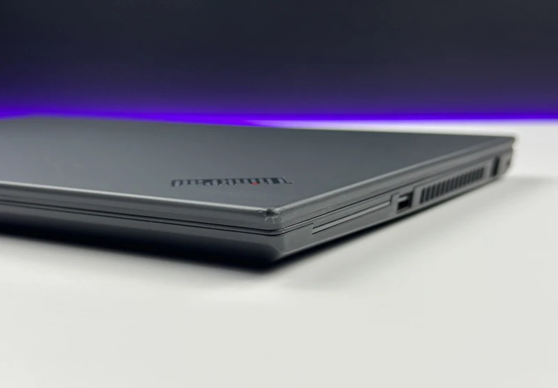 Lenovo ThinkPad T495 z Ryzen 5 3500U, ekranem 14" FHD i Radeon Vega 8 Graphics. Solidny laptop biznesowy w klasycznym formacie ThinkPad.