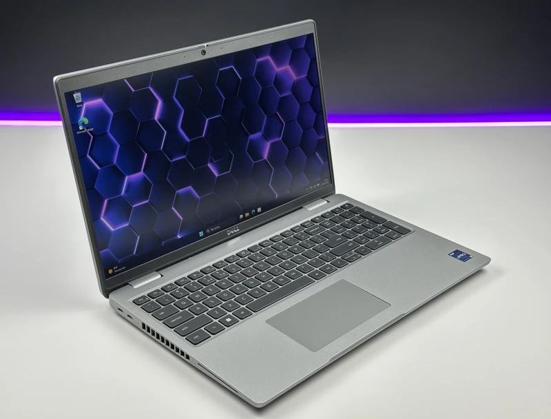 Dell Latitude 5540 z i5-1335U, ekranem 15.6" FHD i Intel Iris Xe Graphics. Laptop z modemem LTE, klawiaturą US, Thunderbolt 4 i portem RJ-45.