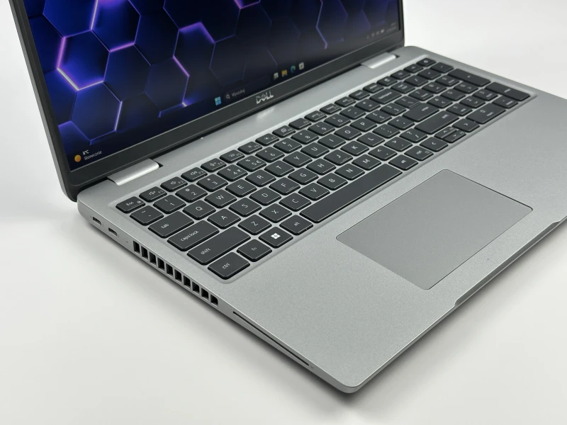 Dell Latitude 5540 z i5-1335U, ekranem 15.6" FHD i Intel Iris Xe Graphics. Laptop z modemem LTE, klawiaturą US, Thunderbolt 4 i portem RJ-45.