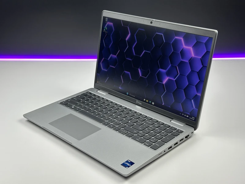 Dell Latitude 5540 z i5-1335U, ekranem 15.6" FHD i Intel Iris Xe Graphics. Laptop z modemem LTE, klawiaturą US, Thunderbolt 4 i portem RJ-45.