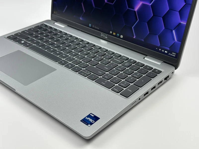 Dell Latitude 5540 z i5-1335U, ekranem 15.6" FHD i Intel Iris Xe Graphics. Laptop z modemem LTE, klawiaturą US, Thunderbolt 4 i portem RJ-45.