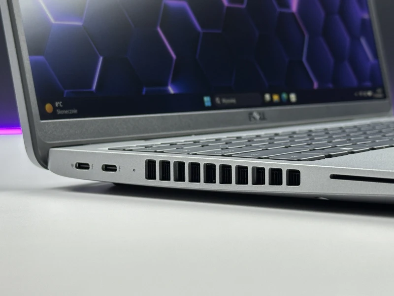 Dell Latitude 5540 z i5-1335U, ekranem 15.6" FHD i Intel Iris Xe Graphics. Laptop z modemem LTE, klawiaturą US, Thunderbolt 4 i portem RJ-45.