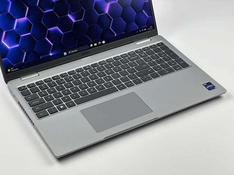 Dell Latitude 5540 z i5-1335U, ekranem 15.6" FHD i Intel Iris Xe Graphics. Laptop z modemem LTE, klawiaturą US, Thunderbolt 4 i portem RJ-45.