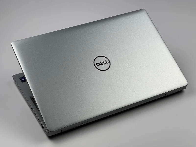 Dell Latitude 5540 z i5-1335U, ekranem 15.6" FHD i Intel Iris Xe Graphics. Laptop z modemem LTE, klawiaturą US, Thunderbolt 4 i portem RJ-45.