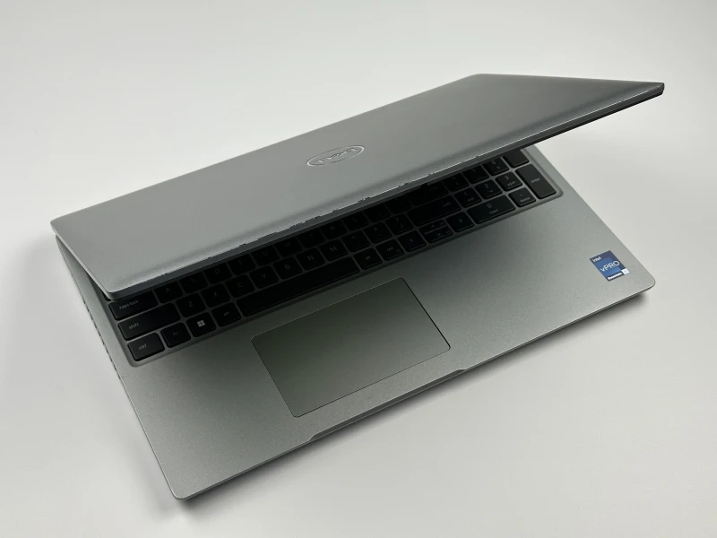 Dell Latitude 5540 z i5-1335U, ekranem 15.6" FHD i Intel Iris Xe Graphics. Laptop z modemem LTE, klawiaturą US, Thunderbolt 4 i portem RJ-45.