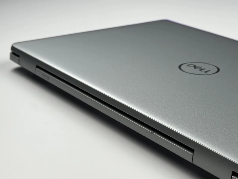 Dell Latitude 5540 z i5-1335U, ekranem 15.6" FHD i Intel Iris Xe Graphics. Laptop z modemem LTE, klawiaturą US, Thunderbolt 4 i portem RJ-45.