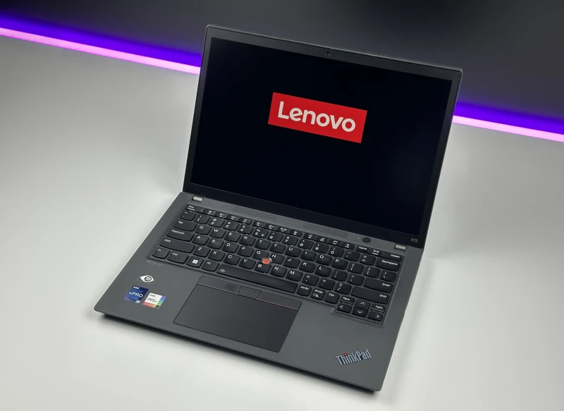 Lenovo ThinkPad X13 Gen 3 z i5-1245U, 16GB RAM i ekranem FHD+. Intel Iris Xe Graphics, klawiatura US i 2x Thunderbolt 4 w kompaktowej konstrukcji.