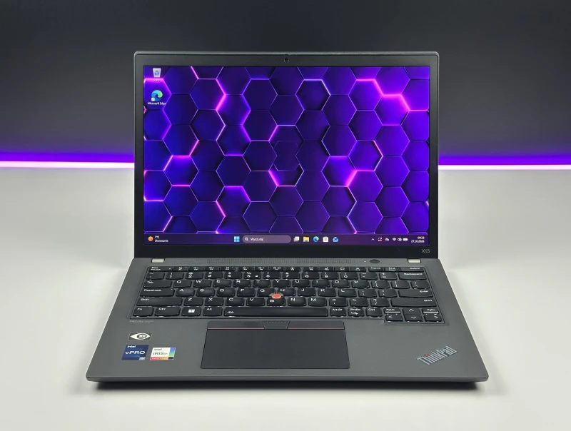 Lenovo ThinkPad X13 Gen 3 z i5-1245U, 16GB RAM i ekranem FHD+. Intel Iris Xe Graphics, klawiatura US i 2x Thunderbolt 4 w kompaktowej konstrukcji.