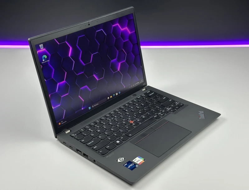 Lenovo ThinkPad X13 Gen 3 z i5-1245U, 16GB RAM i ekranem FHD+. Intel Iris Xe Graphics, klawiatura US i 2x Thunderbolt 4 w kompaktowej konstrukcji.