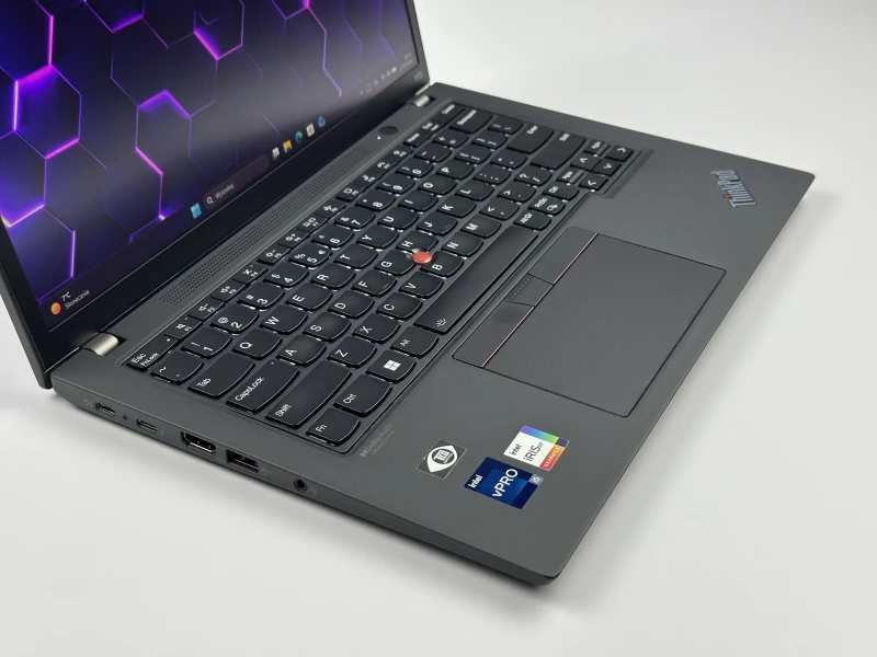 Lenovo ThinkPad X13 Gen 3 z i5-1245U, 16GB RAM i ekranem FHD+. Intel Iris Xe Graphics, klawiatura US i 2x Thunderbolt 4 w kompaktowej konstrukcji.