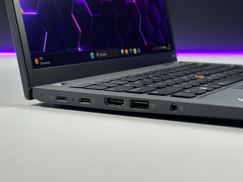 Lenovo ThinkPad X13 Gen 3 z i5-1245U, 16GB RAM i ekranem FHD+. Intel Iris Xe Graphics, klawiatura US i 2x Thunderbolt 4 w kompaktowej konstrukcji.