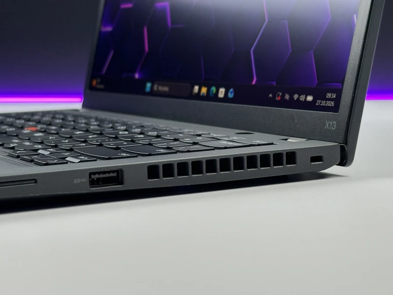 Lenovo ThinkPad X13 Gen 3 z i5-1245U, 16GB RAM i ekranem FHD+. Intel Iris Xe Graphics, klawiatura US i 2x Thunderbolt 4 w kompaktowej konstrukcji.