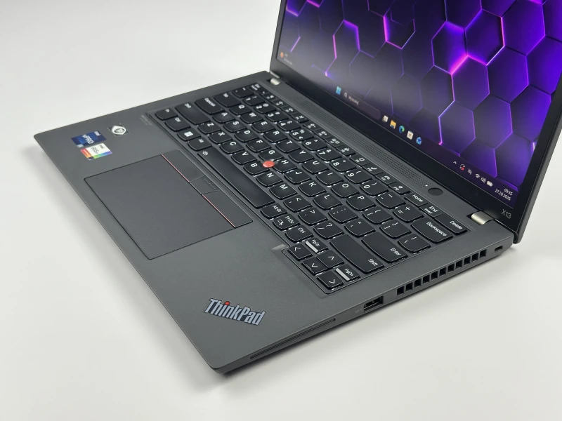 Lenovo ThinkPad X13 Gen 3 z i5-1245U, 16GB RAM i ekranem FHD+. Intel Iris Xe Graphics, klawiatura US i 2x Thunderbolt 4 w kompaktowej konstrukcji.