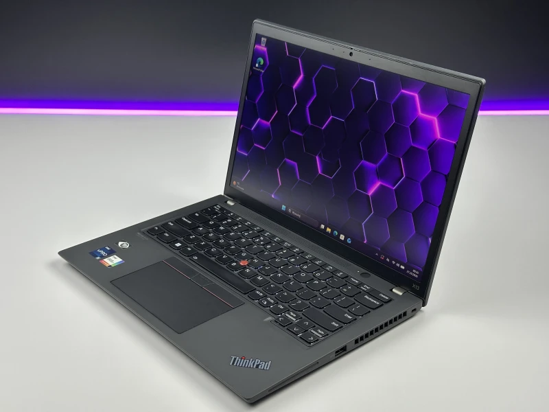 Lenovo ThinkPad X13 Gen 3 z i5-1245U, 16GB RAM i ekranem FHD+. Intel Iris Xe Graphics, klawiatura US i 2x Thunderbolt 4 w kompaktowej konstrukcji.