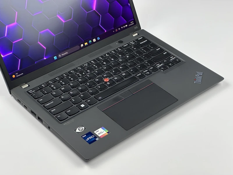 Lenovo ThinkPad X13 Gen 3 z i5-1245U, 16GB RAM i ekranem FHD+. Intel Iris Xe Graphics, klawiatura US i 2x Thunderbolt 4 w kompaktowej konstrukcji.
