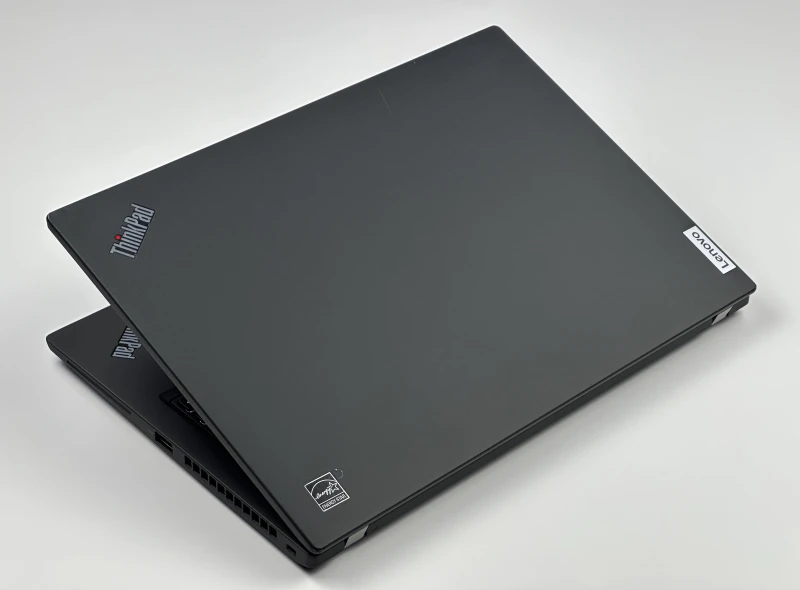 Lenovo ThinkPad X13 Gen 3 z i5-1245U, 16GB RAM i ekranem FHD+. Intel Iris Xe Graphics, klawiatura US i 2x Thunderbolt 4 w kompaktowej konstrukcji.
