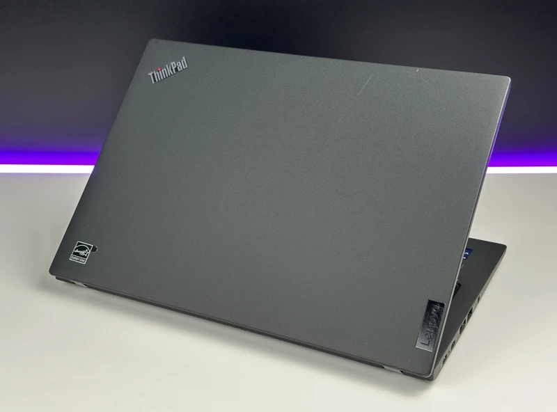 Lenovo ThinkPad X13 Gen 3 z i5-1245U, 16GB RAM i ekranem FHD+. Intel Iris Xe Graphics, klawiatura US i 2x Thunderbolt 4 w kompaktowej konstrukcji.