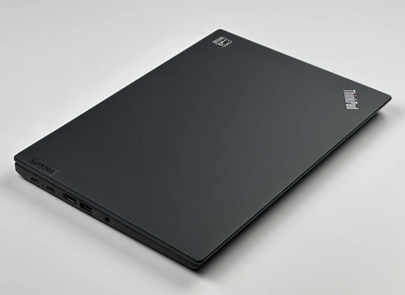 Lenovo ThinkPad X13 Gen 3 z i5-1245U, 16GB RAM i ekranem FHD+. Intel Iris Xe Graphics, klawiatura US i 2x Thunderbolt 4 w kompaktowej konstrukcji.