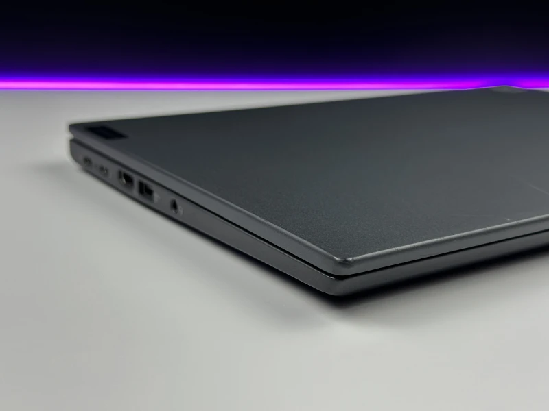 Lenovo ThinkPad X13 Gen 3 z i5-1245U, 16GB RAM i ekranem FHD+. Intel Iris Xe Graphics, klawiatura US i 2x Thunderbolt 4 w kompaktowej konstrukcji.