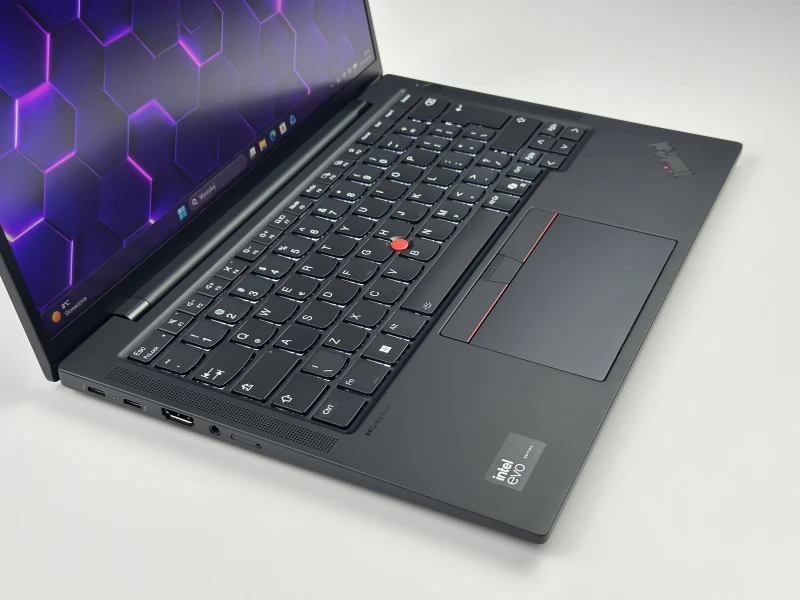 ThinkPad T14s Gen 5 z Core Ultra 5 125U, 16GB RAM i ekranem 14". Konstrukcja z Thunderbolt 4, Wi-Fi 6E i nowoczesną platformą Intel Core Ultra.