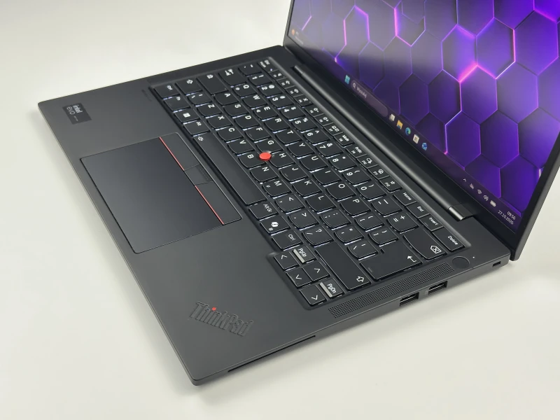 ThinkPad T14s Gen 5 z Core Ultra 5 125U, 16GB RAM i ekranem 14". Konstrukcja z Thunderbolt 4, Wi-Fi 6E i nowoczesną platformą Intel Core Ultra.