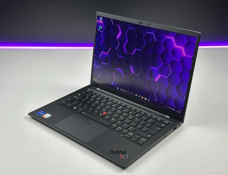 Lenovo ThinkPad X1 Carbon Gen 9 z i7-1185G7, 16GB RAM i dotykowym ekranem 14" FHD+. Intel Iris Xe, czytnik linii papilarnych i 2x Thunderbolt 4.