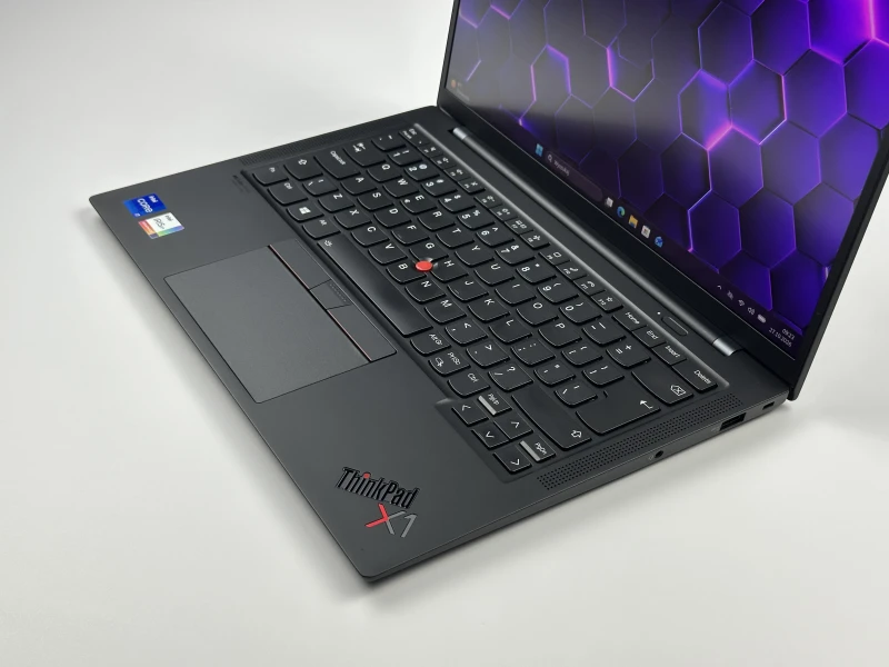 Lenovo ThinkPad X1 Carbon Gen 9 z i7-1185G7, 16GB RAM i dotykowym ekranem 14" FHD+. Intel Iris Xe, czytnik linii papilarnych i 2x Thunderbolt 4.