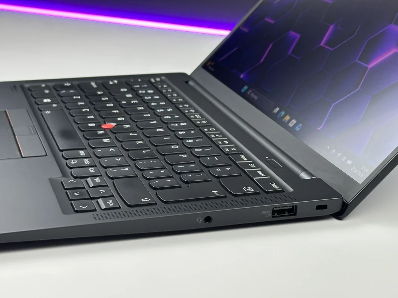 Lenovo ThinkPad X1 Carbon Gen 9 z i7-1185G7, 16GB RAM i dotykowym ekranem 14" FHD+. Intel Iris Xe, czytnik linii papilarnych i 2x Thunderbolt 4.