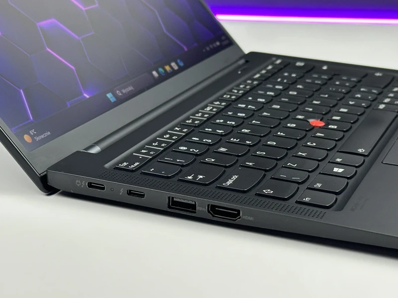 Lenovo ThinkPad X1 Carbon Gen 9 z i7-1185G7, 16GB RAM i dotykowym ekranem 14" FHD+. Intel Iris Xe, czytnik linii papilarnych i 2x Thunderbolt 4.