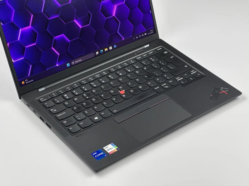 Lenovo ThinkPad X1 Carbon Gen 9 z i7-1185G7, 16GB RAM i dotykowym ekranem 14" FHD+. Intel Iris Xe, czytnik linii papilarnych i 2x Thunderbolt 4.