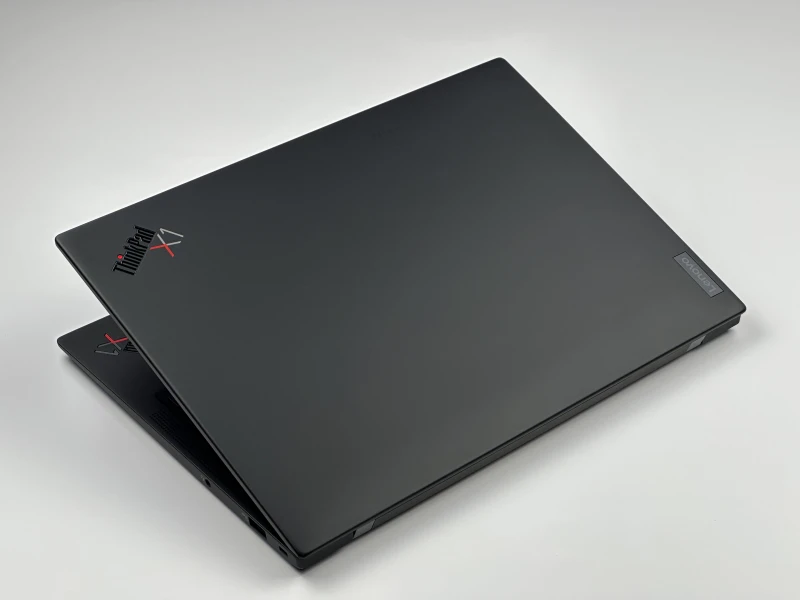 Lenovo ThinkPad X1 Carbon Gen 9 z i7-1185G7, 16GB RAM i dotykowym ekranem 14" FHD+. Intel Iris Xe, czytnik linii papilarnych i 2x Thunderbolt 4.