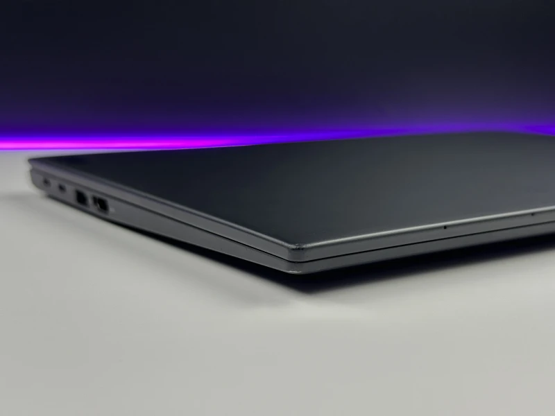 Lenovo ThinkPad X1 Carbon Gen 9 z i7-1185G7, 16GB RAM i dotykowym ekranem 14" FHD+. Intel Iris Xe, czytnik linii papilarnych i 2x Thunderbolt 4.