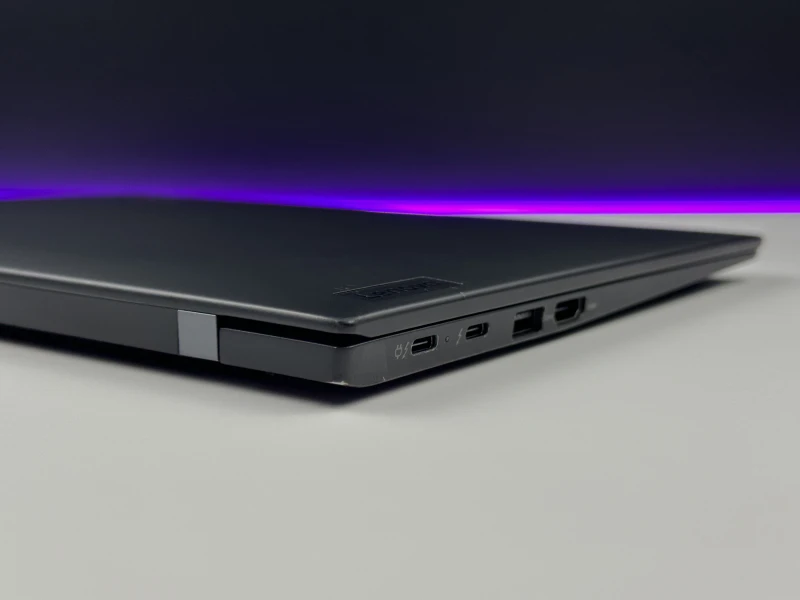 Lenovo ThinkPad X1 Carbon Gen 9 z i7-1185G7, 16GB RAM i dotykowym ekranem 14" FHD+. Intel Iris Xe, czytnik linii papilarnych i 2x Thunderbolt 4.