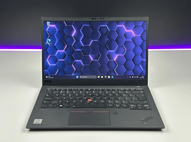 Lenovo ThinkPad X1 Carbon Gen 8 z i7-10510U i matrycą FHD – ultralekki laptop, stworzony z myślą o mobilnej pracy i wymagających użytkownikach.