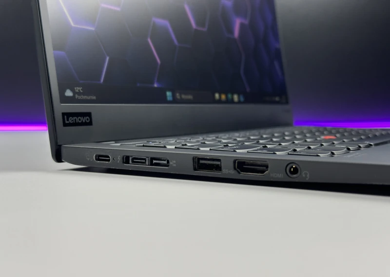 Lenovo ThinkPad X1 Carbon Gen 8 z i7-10510U i matrycą FHD – ultralekki laptop, stworzony z myślą o mobilnej pracy i wymagających użytkownikach.