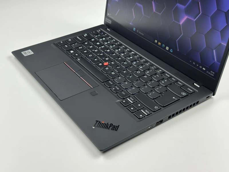 Lenovo ThinkPad X1 Carbon Gen 8 z i7-10510U i matrycą FHD – ultralekki laptop, stworzony z myślą o mobilnej pracy i wymagających użytkownikach.
