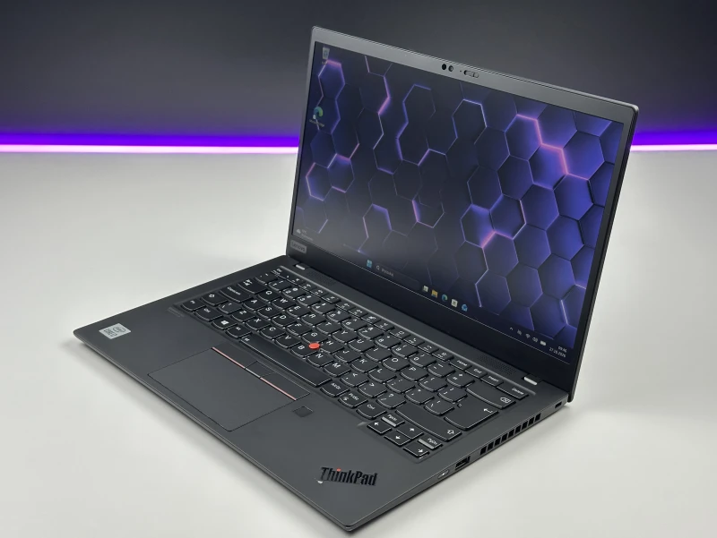 Lenovo ThinkPad X1 Carbon Gen 8 z i7-10510U i matrycą FHD – ultralekki laptop, stworzony z myślą o mobilnej pracy i wymagających użytkownikach.