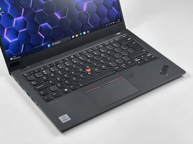 Lenovo ThinkPad X1 Carbon Gen 8 z i7-10510U i matrycą FHD – ultralekki laptop, stworzony z myślą o mobilnej pracy i wymagających użytkownikach.