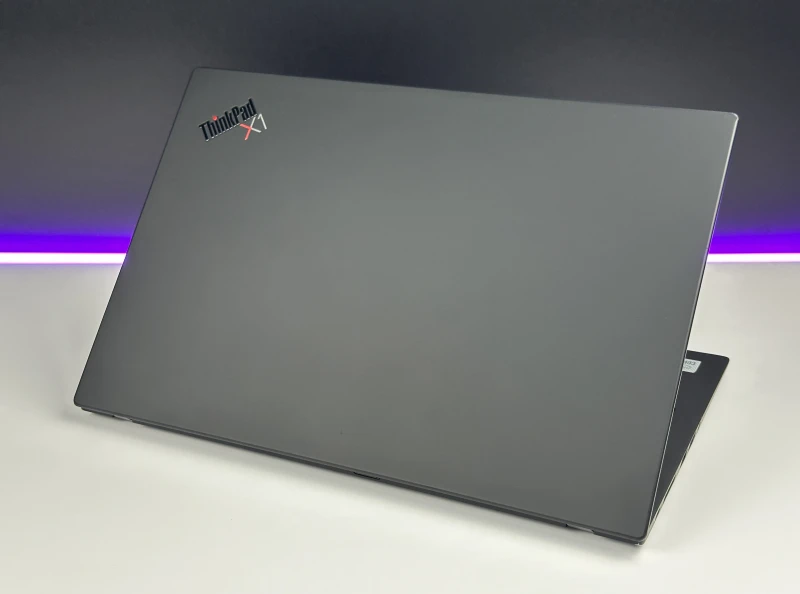 Lenovo ThinkPad X1 Carbon Gen 8 z i7-10510U i matrycą FHD – ultralekki laptop, stworzony z myślą o mobilnej pracy i wymagających użytkownikach.