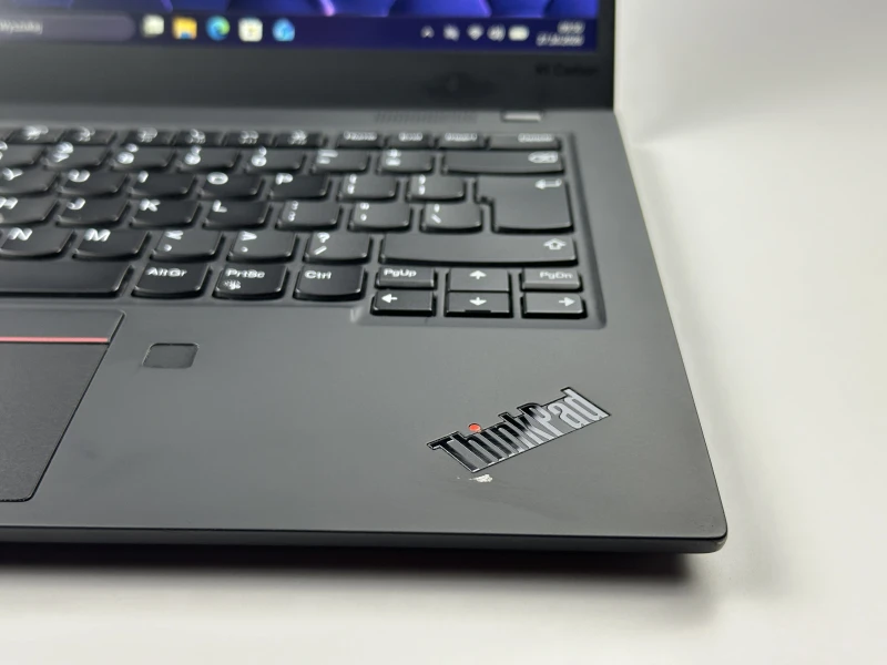 Lenovo ThinkPad X1 Carbon Gen 8 z i7-10510U i matrycą FHD – ultralekki laptop, stworzony z myślą o mobilnej pracy i wymagających użytkownikach.